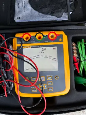1537 FLUKE CORPORATION Advanced Insulation Resistance Tester #2