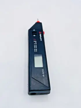 3525-B TRIPLETT Volt Meter
