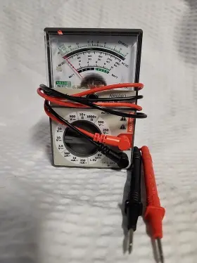 AMMW1 WOODS Analog Multimeter Tests Batteries